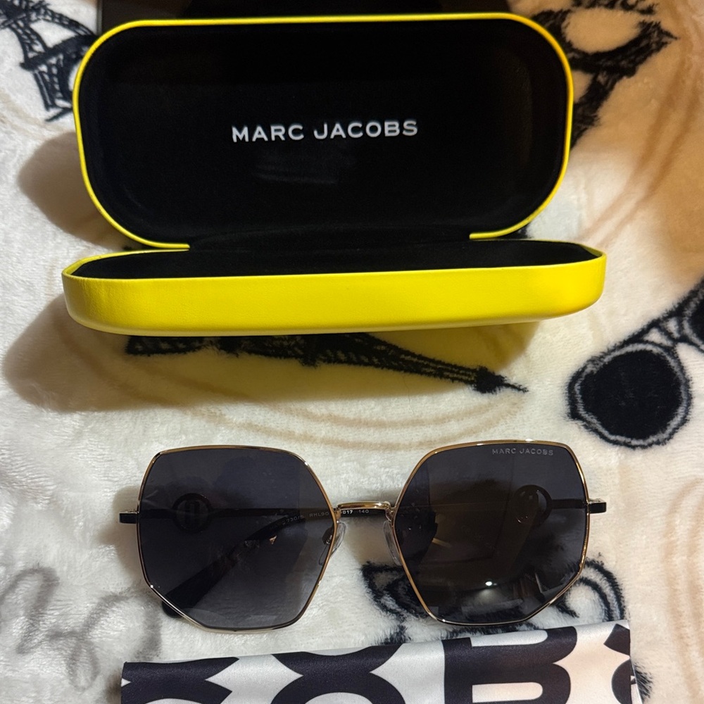 Marc Jacobs Unisex Black Sunglasses with Yellow Case - Picture 1 of 8
